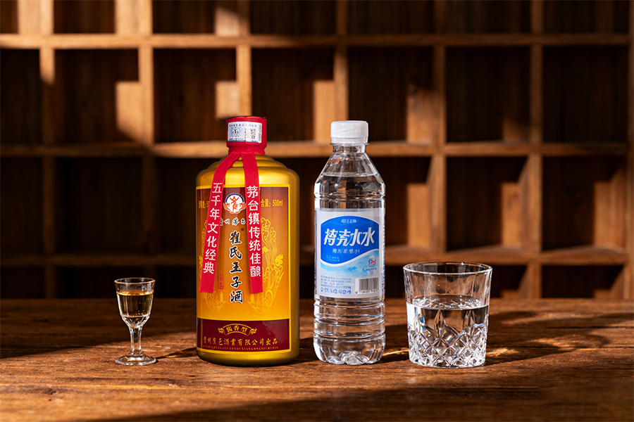 为什么喝酱香酒要搭配一瓶矿泉水？老酒友都懂的门道